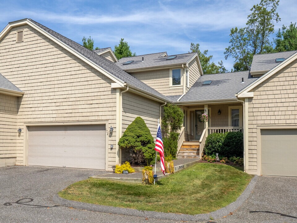 12 Boulevard Dr in Danbury, CT - Building Photo