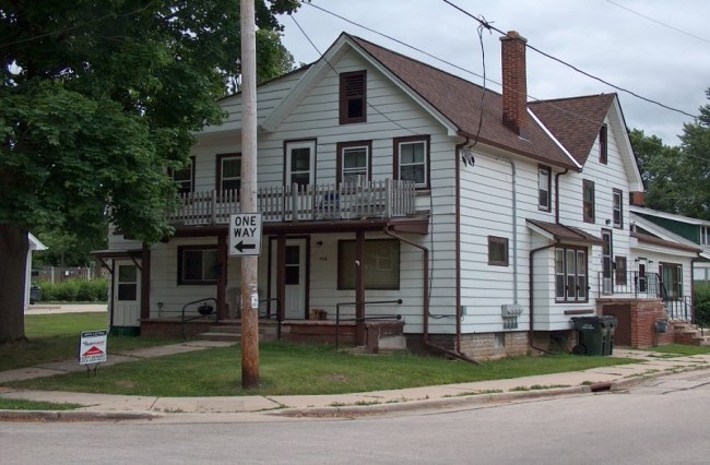 256-258 N 10th Ave in West Bend, WI - Building Photo