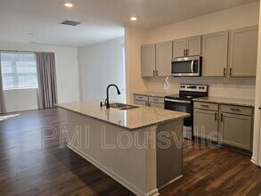 5806 Kellie Wds Dr in Louisville, KY - Building Photo - Building Photo