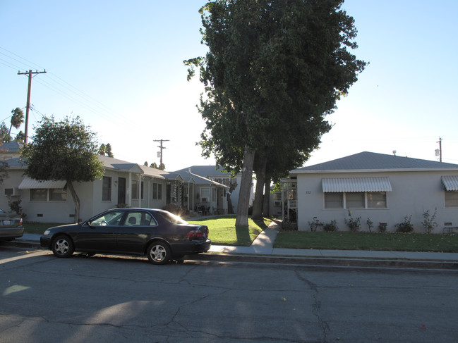 322-330 1/2 E Elmwood Ave in Burbank, CA - Building Photo - Building Photo