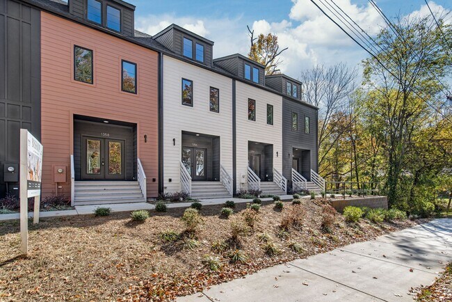 1356 Briar Creek Rd in Charlotte, NC - Foto de edificio - Building Photo