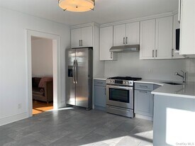 185 Forest Ave in Locust Valley, NY - Building Photo