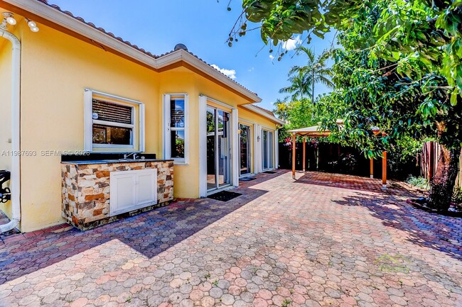 5860 NW 111th Ave in Doral, FL - Foto de edificio - Building Photo