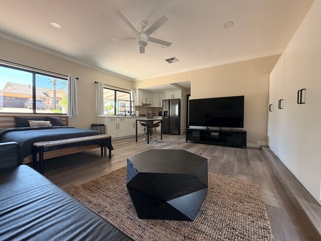 22717 Macfarlane Dr in Woodland Hills, CA - Building Photo - Building Photo