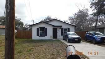 225 Virginia St in Pleasanton, TX - Building Photo