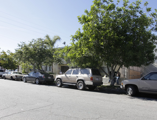 6735 Elmer Ave in North Hollywood, CA - Foto de edificio - Building Photo