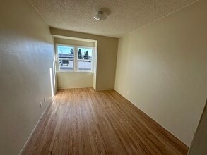 914 E 68th St, Unit B in Inglewood, CA - Building Photo - Building Photo