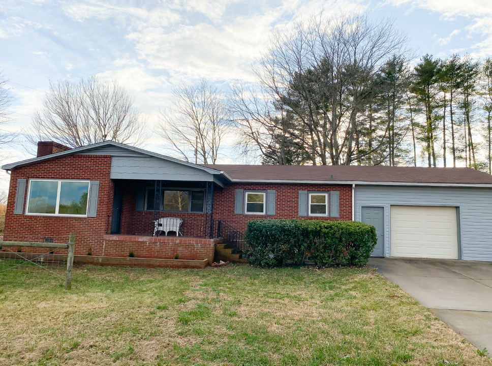 4468 US-221 in Forest City, NC - Building Photo