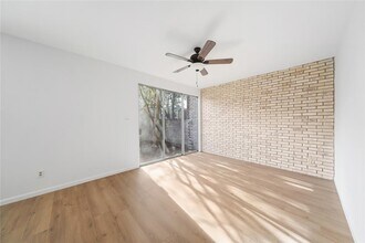 2139 Lake Village Dr in Houston, TX - Building Photo - Building Photo