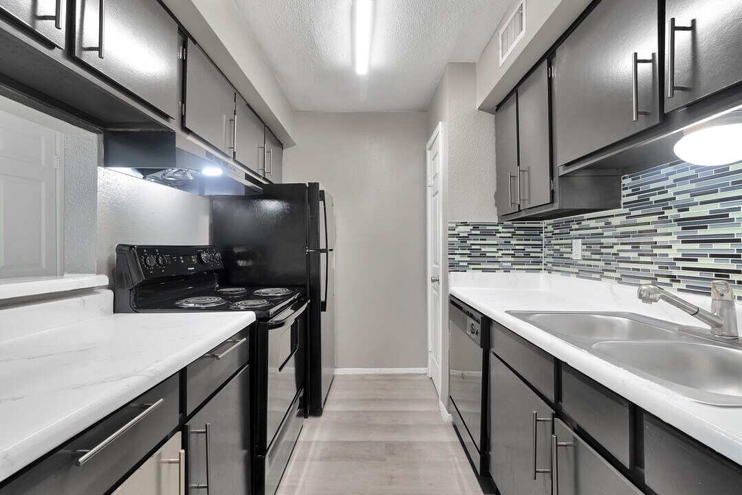 Estates at Westchase in Houston, TX - Building Photo