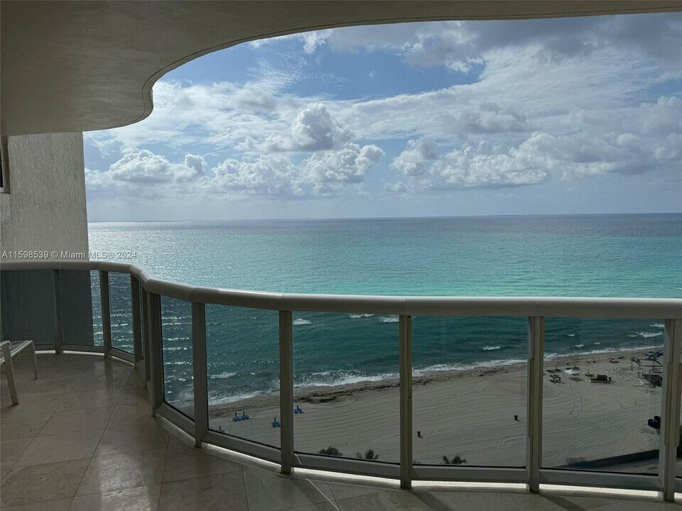 17555 Collins Ave in Sunny Isles Beach, FL - Building Photo