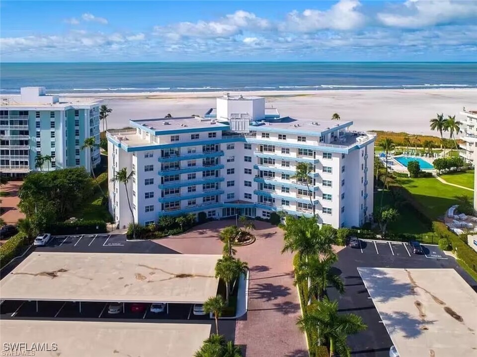 220 Seaview Ct in Marco Island, FL - Building Photo