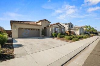 1465 Blossom Way in Dixon, CA - Foto de edificio - Building Photo