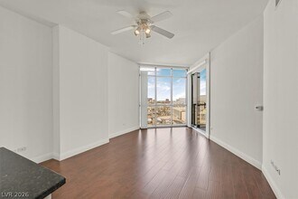200 W Sahara Ave in Las Vegas, NV - Building Photo - Building Photo