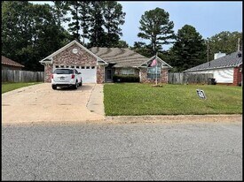 1024 Colonial Dr in Jacksonville, AR - Building Photo