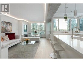 1238 Melville St in Vancouver, BC - Building Photo