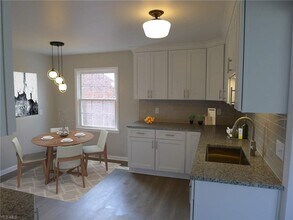 3006 Warrensville Center Rd-Unit -UP in Shaker Heights, OH - Foto de edificio - Building Photo