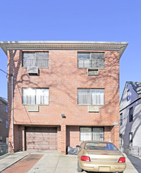 61-40 167th St in Flushing, NY - Foto de edificio - Building Photo