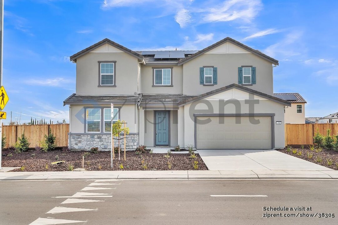 492 Spumante Ln in Manteca, CA - Building Photo