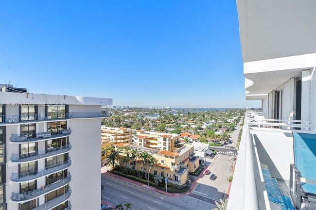 8911 Collins Ave in Surfside, FL - Foto de edificio - Building Photo