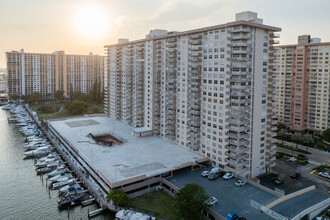 Winston Towers 100 in Sunny Isles Beach, FL - Building Photo - Building Photo