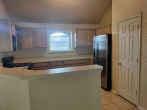 1888 Helen Ln in Lewisville, TX - Foto de edificio - Building Photo