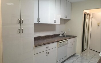 84 Amberly Dr, Unit J in Manalapan, NJ - Foto de edificio - Building Photo