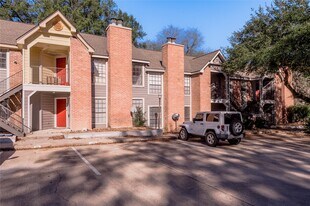 2401 Sycamore Ave in Huntsville, TX - Building Photo