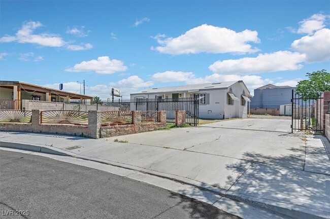 property at 4325 N Amethyst Ave