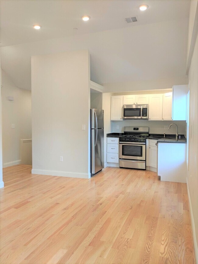 46 Cogswell Ave, Unit 2 in Cambridge, MA - Building Photo - Building Photo