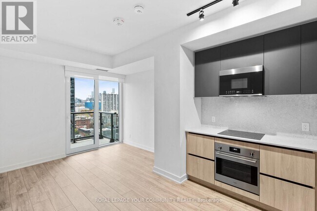 108-1108 Peter St in Toronto, ON - Building Photo - Building Photo