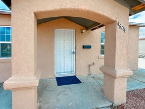 4604 Sierra Vista Dr in El Paso, TX - Building Photo - Building Photo