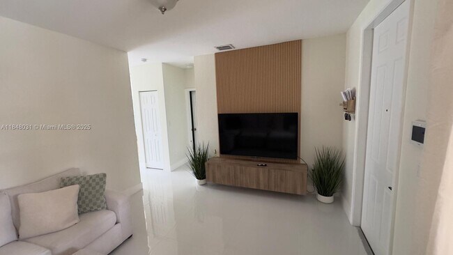 949 NE 42nd Ave in Homestead, FL - Building Photo - Building Photo