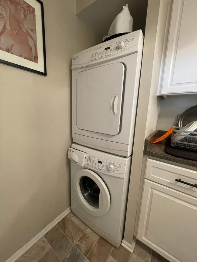 1453 S Carriage Ln, Unit Upper in New Berlin, WI - Foto de edificio - Building Photo