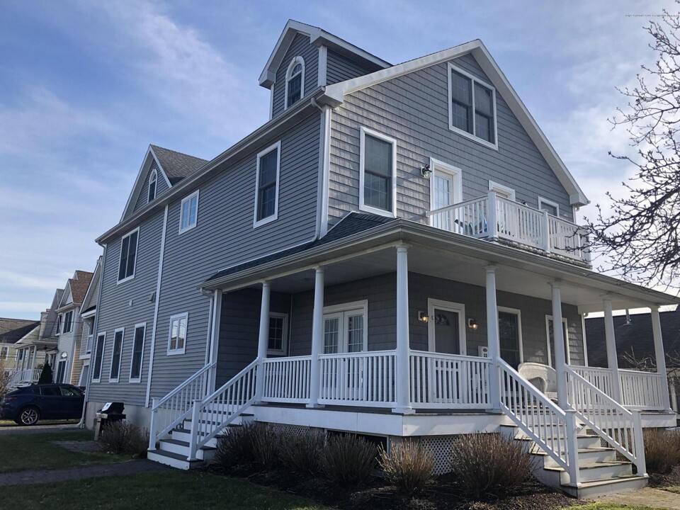 32 N Potter Ave in Manasquan, NJ - Foto de edificio