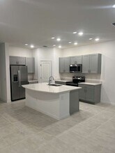 5080 Revolutionary Way in St. Cloud, FL - Foto de edificio - Building Photo