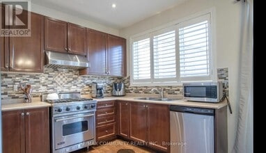 327 Mantle Ave in Whitchurch-Stouffville, ON - Building Photo - Building Photo