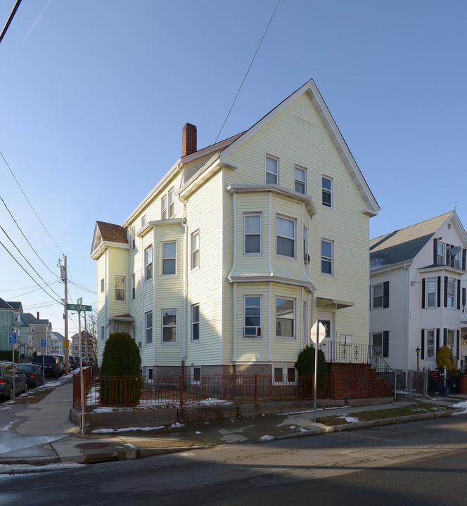 347 Orchard St in New Bedford, MA - Building Photo