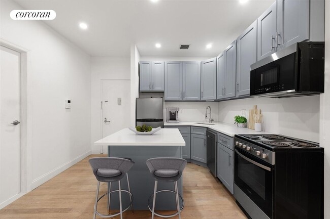 447 W 47th St in New York, NY - Foto de edificio - Building Photo