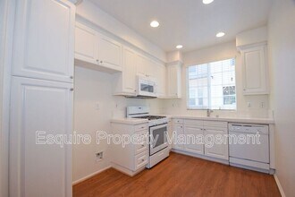 74 Elm Dr in Camarillo, CA - Building Photo - Building Photo