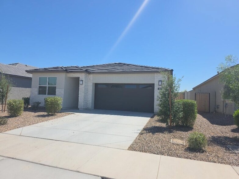 18589 W Smoketree Dr in Surprise, AZ - Foto de edificio