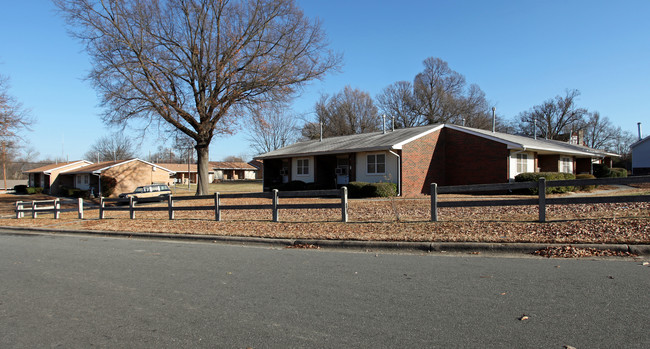 501 Sellars St in Burlington, NC - Foto de edificio - Building Photo