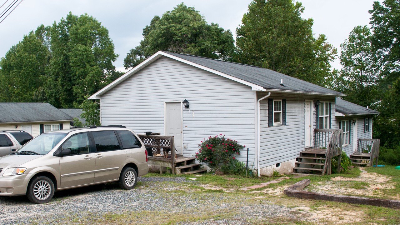 100 Evans Ave in Thomasville, NC - Building Photo