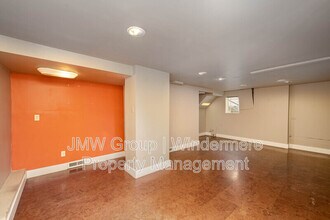 8040 16th Ave NE in Seattle, WA - Building Photo - Building Photo
