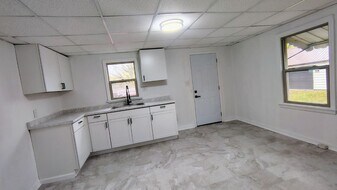 221-225 W Robb Ave in Lima, OH - Building Photo