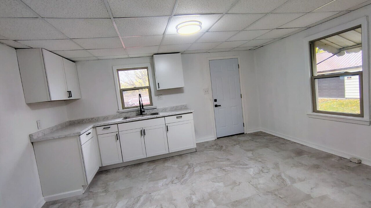 221-225 W Robb Ave in Lima, OH - Building Photo