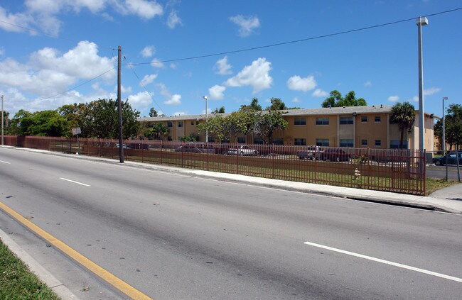 Cordoba Courts in Opa Locka, FL - Foto de edificio - Building Photo
