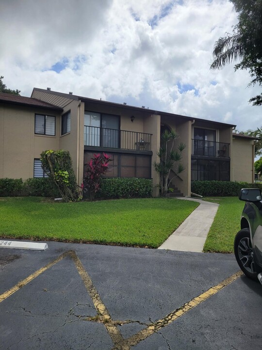 518 Shady Pine Way in Greenacres, FL - Foto de edificio