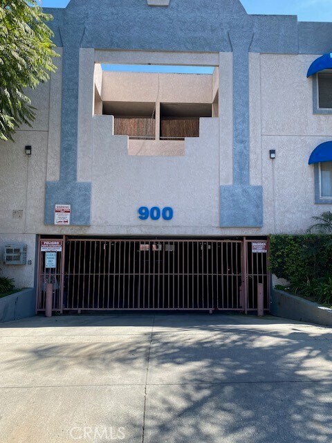 900 Rose in Long Beach, CA - Building Photo