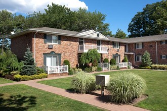 Fairfield Oaks in West Babylon, NY - Building Photo - Building Photo